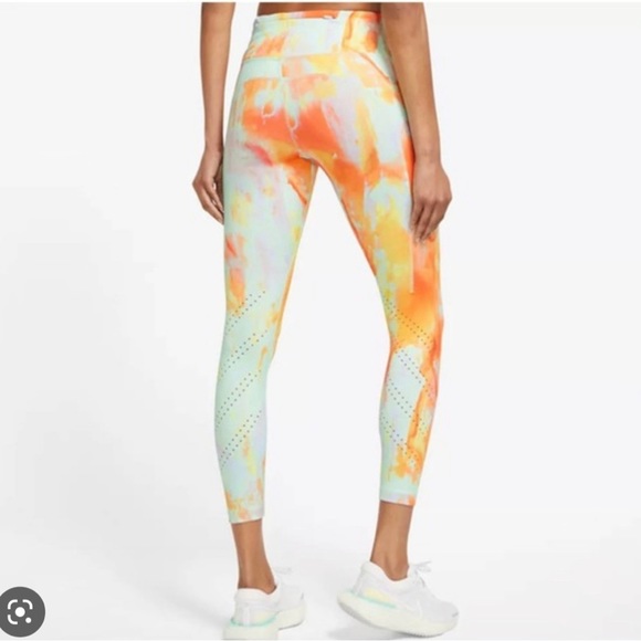 Nike Dri-FIT Epic Luxe
Women's Mid-Rise 7/8 Pocket Running Leggings - Picture 3 of 7